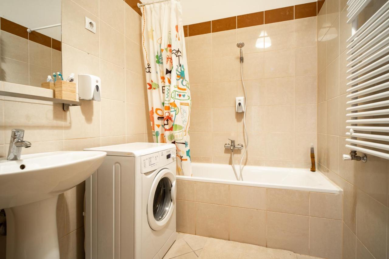 Central Apartment At Gozsdu Court, 60 Sqm, 2 Rooms With 2 Ac, Elevators, Kitchen Budapest Exteriör bild